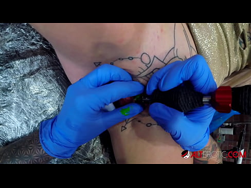 ❤️ Sully Savage, o bunăciune extrem de tatuată, și-a făcut un tatuaj pe clitorisul ei at ro.libporno.ru ☑